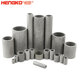 如果您對(duì)燒結(jié)不銹鋼濾管筒有任何疑問，您會(huì)在這里找到答案。  一、什么是燒結(jié)不銹鋼濾管筒？    是通過加熱或加壓的燒結(jié)工藝制成的特殊金屬管。根據(jù)您需要的金屬類型，可以選擇燒結(jié)不銹鋼金屬管、燒結(jié)銅金屬管或燒結(jié)青銅金屬管。  二、燒結(jié)金屬管有哪些用途？ 1.食品和飲料行業(yè)：防止食物營(yíng)養(yǎng)成分被沖走，還可以過濾掉污染物。 2.水力發(fā)電廠為您工廠的渦輪機(jī)提供動(dòng)力。保持電力循環(huán)生產(chǎn)。 3.天然氣生產(chǎn)廠可以捕獲氣體中的小污染物。 4.化學(xué)加工工業(yè)過濾掉有害污染物，提高化學(xué)產(chǎn)品的效率。 5.石油工業(yè)消除污染物來提高石油產(chǎn)品的純度。 6.醫(yī)藥行業(yè)去除藥品中的污染物，并提高藥用價(jià)值     三、燒結(jié)金屬管的優(yōu)點(diǎn)是什么？ 1.材料堅(jiān)固形狀靈活    2.良好的滲透性     3.多種孔隙分布 4.性能穩(wěn)定可以應(yīng)對(duì)來自各種流體的高壓而不會(huì)變形。  5.機(jī)械強(qiáng)度高可以在高溫高壓等極其惡劣的環(huán)境中使用。 6.可以調(diào)整孔的大小    7.耐腐蝕和熱沖擊   8.設(shè)備易于清潔，無需長(zhǎng)時(shí)間關(guān)機(jī)。  四、選擇燒結(jié)金屬管時(shí)要注意以下幾點(diǎn)：  優(yōu)質(zhì)材料、溫度范圍、微米變化、耐腐蝕、納污能力、機(jī)械強(qiáng)度 需要的高強(qiáng)度（恒歌316不銹鋼濾管正反向流動(dòng)中提供相同的強(qiáng)度）      燒結(jié)金屬管的工作原理  五、什么材料可以制造燒結(jié)金屬管？ 1.燒結(jié)不銹鋼：高機(jī)械強(qiáng)度耐腐蝕，在高壓高溫中高效運(yùn)行不會(huì)損壞；  2.銅粉末燒結(jié)管屬不銹鋼替代品，耐腐蝕且經(jīng)濟(jì)實(shí)惠，但耐溫和強(qiáng)度較差；  3.鎳合金，適用于極端工作條件的燒結(jié)金屬管。     注：燒結(jié)、固化、退火有以下幾個(gè)方面的比較：  1.燒結(jié)：這是一種熱處理方法，會(huì)使粉末狀物質(zhì)形成整體材料，利用粉末中單個(gè)粒子之間發(fā)生的擴(kuò)散?？梢怨虘B(tài)和液態(tài)下發(fā)生。     金屬粉末  2.養(yǎng)護(hù)：是用來加速化學(xué)反應(yīng)的技術(shù)，適用于高分子及高分子材料復(fù)合。當(dāng)熱固性聚合物在室溫下無法在合理時(shí)間內(nèi)固化時(shí)，您將使用固化爐應(yīng)用高溫來實(shí)現(xiàn)固化過程。  （例如，當(dāng)您將預(yù)浸碳纖維覆蓋在模具上時(shí)可以固化它，使它保持模具的形狀，單體會(huì)在固化溫度下迅速反應(yīng)，從而形成熱固性聚合物，使預(yù)浸墊物質(zhì)變硬。）  3.退火：是一種熱處理技術(shù)，用于使用非常高的溫度來減輕物質(zhì)的應(yīng)力，降低處理物質(zhì)中原子間鍵內(nèi)的內(nèi)應(yīng)力和整體彈性能。此外，它是指金屬熱處理、高性能聚合物和陶瓷玻璃的術(shù)語(yǔ)。  （例如，您可以將冷軋鋼坯退火，制成另一種產(chǎn)品，當(dāng)內(nèi)部應(yīng)力不推薦時(shí)，例如在進(jìn)行機(jī)加工之前，您可使用此過程，機(jī)械加工通過去除材料來改變內(nèi)應(yīng)力的分布。     六、有哪些類型的燒結(jié)金屬管： 1.燒結(jié)多孔金屬管金屬管上的孔有助于過濾過程，運(yùn)營(yíng)成本低，但由于表面積小效率較低。     2.褶皺燒結(jié)金屬管表面積大于多孔金屬管，過濾效率高，但成本也高。     七、能清洗燒結(jié)金屬管嗎？ 建議定期清潔設(shè)備上累積的污染物提高效率，確保其經(jīng)久耐用并發(fā)揮最佳性能，延長(zhǎng)使用壽命。  在 Hengko我們將幫助您獲得合適的燒結(jié)不銹鋼濾管筒以滿足獨(dú)特的應(yīng)用要求。您有任何疑問，請(qǐng)隨時(shí)聯(lián)系我們的團(tuán)隊(duì)。njht-shipyard.com